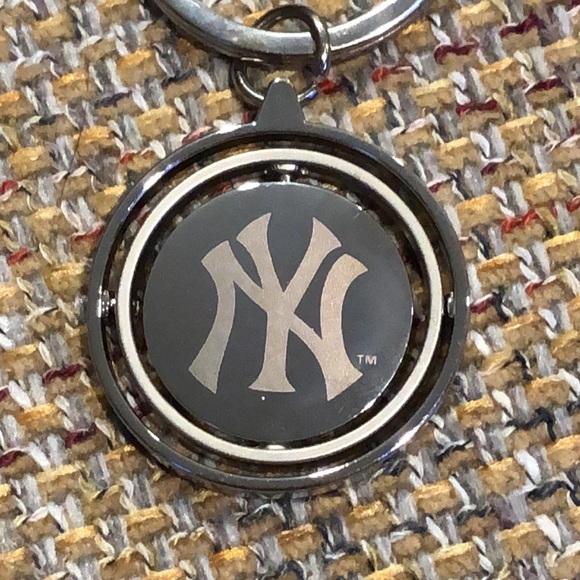 NEW YORK YANKEES 3 Dimensional Keychains - See Video and Photos - Silver - Picture 1 of 10